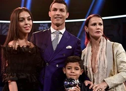 Ronaldo chuẩn bị sinh đôi quý tử, bạn gái nghỉ việc tại shop thời trang