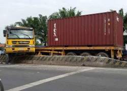 Cố tránh tai nạn kinh hoàng, container leo dải phân cách