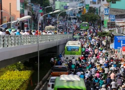 Cửa ngõ Tân Sơn Nhất vẫn ùn tắc khi đường phân luồng hai chiều