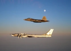 F-22 Mỹ chặn oanh tạc cơ Tu-95 Nga