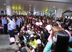 Các thành viên nhóm SNSD đi cửa VIP trốn fans Việt để đảm bảo an toàn