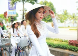 Hà Hồ khoe vẻ đẹp tinh khôi trong tà áo dái trắng tại quê nhà