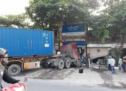 Hà Nội: Xe container nổ lốp, lao thẳng vào 2 nhà dân