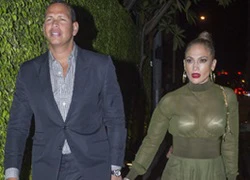 Jennifer Lopez diện đồ xuyên thấu nội y &#8220;dính như sam&#8221; với phi công trẻ