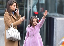 Katie Holmes xuất hiện bên con gái Suri sau khi lộ ảnh hẹn hò