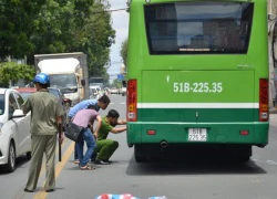 Ngồi sau xe ôm ngã xuống đường, người phụ nữ bị xe buýt cán chết