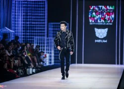 Noo Phước Thịnh tự tin catwalk giữa dàn mẫu