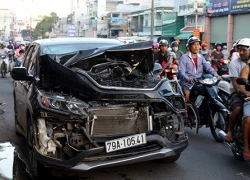 Ôtô nát đầu sau cú húc đuôi xe tải ở Nha Trang