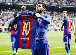 'Phù thủy' Messi giữ áo thẳng bằng một tay