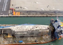 Sau 6 giờ lai dắt, phà Sewol xấu số đã được đưa tới cảng Mokpo