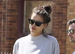 Siêu mẫu Irina Shayk xuống phố sau một tuần sinh con