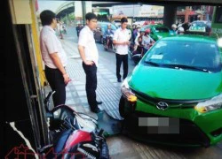 Tài xế taxi tông thẳng xe "hạ gục" 2 tên cướp