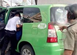 Tè bậy vào xe taxi, người đàn ông bị 2 tài xế đánh nhập viện