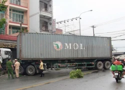 Xe container tông liên hoàn ở cửa ngõ Sài Gòn, bé trai tử vong