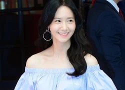 Yoona (SNSD) diện váy ngắn để lộ chân cong ở sự kiện