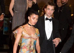 Bạn gái buồn rười rượi khi cùng Robert Pattinson tới thảm đỏ Cannes