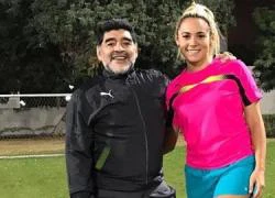 Bạn gái Maradona ghi bàn đầu tiên&#8230; bằng tay