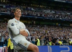 C. Ronaldo kiêu hãnh tận hưởng chiến thắng sau khi lập hattrick