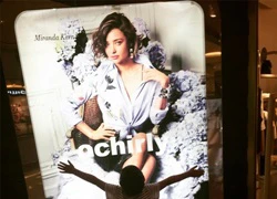 Con trai ôm chầm poster chân dung Miranda Kerr ở trung tâm thương mại