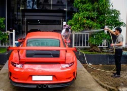 Cường Đô La tự tay rửa siêu xe Porsche 911 GT3 mới tậu