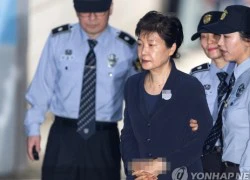 Cựu Tổng thống Hàn Quốc Park Geun-hye tay bị còng ra hầu tòa