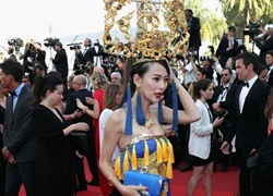 Diễn viên Hoa ngữ mặc 'long bào', để hở cả áo lót trên thảm đỏ Cannes