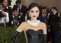 Dương Mịch thả dáng gợi cảm tại thảm đỏ Met Gala 2017