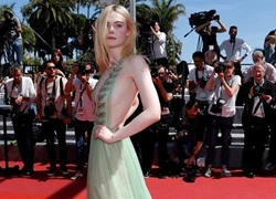 Elle Fanning diện mốt 'thả rông' ngực trên thảm đỏ Cannes