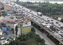 Hà Nội: Đường trên cao hướng vào nội thành ùn tắc nghiêm trọng