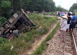 Hai tài xế trọng thương khi tàu hỏa kéo xe tải văng hơn 10 m