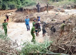 Hàng chục trinh sát đột kích sào huyệt 'vàng tặc' trong rừng sâu