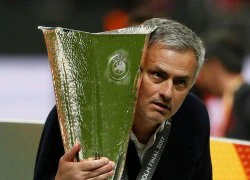 HLV Mourinho ôm con trai lăn lộn trên sân mừng vô địch Europa League