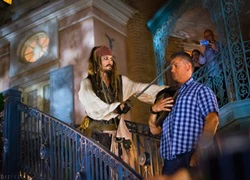 'Jack Sparrow' bất ngờ xuất hiện ngoài đời tại công viên Disneyland