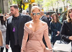 Jennifer Lopez gặp sự cố lộ nội y vì váy xẻ cao