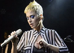 Katy Perry khóc nấc tưởng nhớ các nạn nhân trong vụ đánh bom concert Ariana Grande