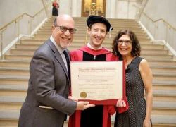 Mark Zuckerberg nhận bằng Harvard sau 12 năm bỏ học