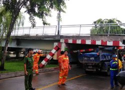 Mất hàng giờ để giải cứu xe tải mắc kẹt dưới gầm cầu