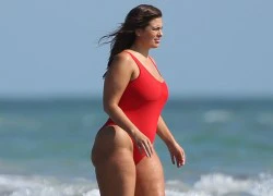 Mẫu béo Ashley Graham chụp ảnh nude và tiết lộ về bệnh da sần vỏ cam