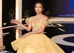 Mâu Thuỷ diện váy cưới 20 kg trên sàn catwalk