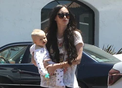 Megan Fox mặt mộc, xỏ dép lê bế con đi dạo ngày cuối tuần