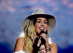 Miley Cyrus bật khóc khi biểu diễn tại lễ trao giải Billboard 2017