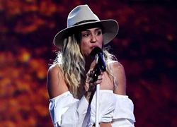 Miley rơm rớm nước mắt hát về Liam trên sân khấu Billboard Music Awards 2017