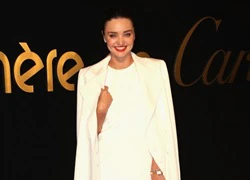 Miranda Kerr quyến rũ khoe chân nuột nà với cây trắng quý phái