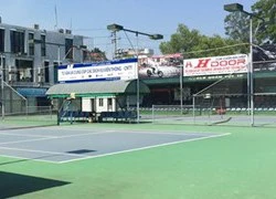 Một người bị bắn trọng thương trên sân tennis