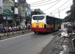 Nam thanh niên đâm dải phân cách, bị xe buýt cán tử vong