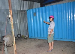 Nhóm người cẩu container chặn cửa căn nhà ở TP HCM