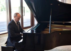 Ông Putin ngẫu hứng chơi piano lúc chờ ông Tập Cận Bình