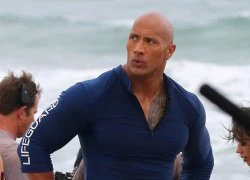 Phô diễn body nóng rực lửa, Baywatch vẫn khiến fan "chửi thề"