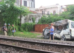 Phú Yên: Tàu hỏa tông ô tô biến dạng, kéo lê 200m