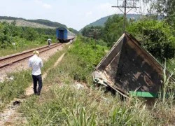 Quảng Nam: Tàu hoả tông xe tải văng xa 10 mét, tài xế nguy kịch